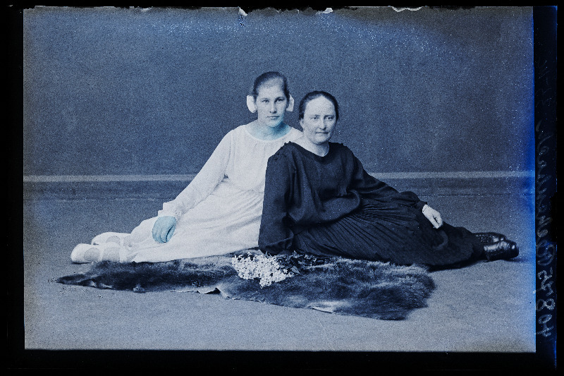 Kaks naist, (foto tellija Rechenbach).