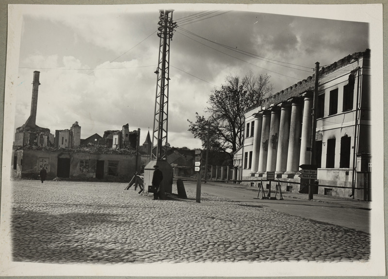 Sõjapurustused Tartus Vene tänavas, paremal Tartu Ülikooli Loomakliiniku ehk endise Veterinaaria Instituudi hoone varemed