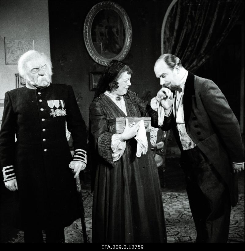 Stseen M. Gorki näidendist Vassa Železnova. Vasakult: Aadu Hõimre (1.), 2. Katrin Välbe, 3. Helmut Vaag.