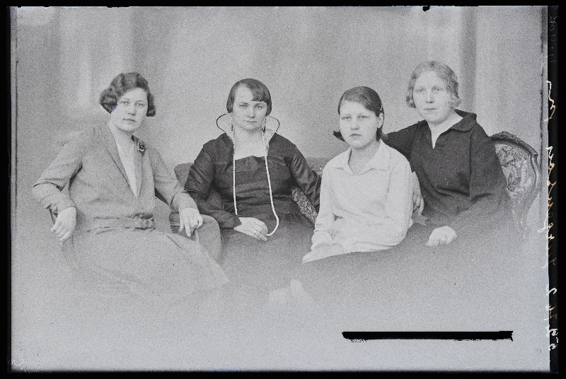 Grupp naisi, (foto tellija Jürgenson).