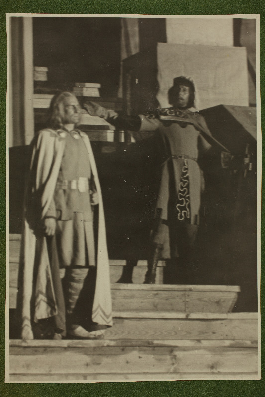 Leo Kalmeti lavastatud vabaõhuetendus "Lembitu" Juhan Sütiste draama "Ristikoerad" ainetel Tallinna laululaval.