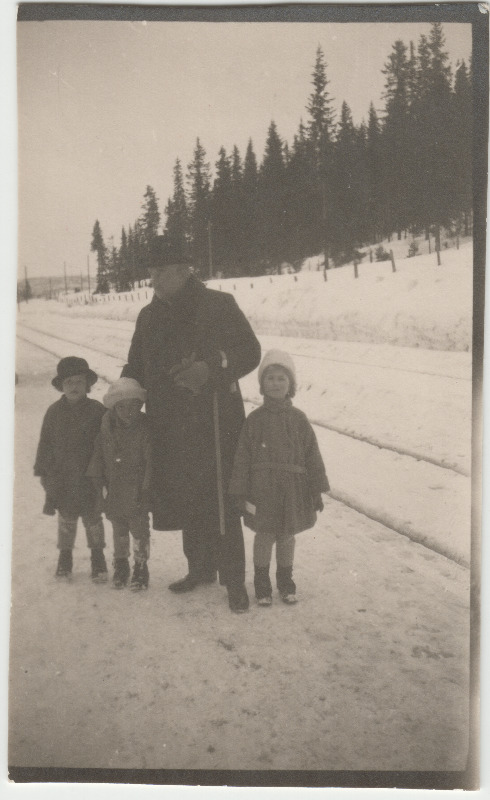 Tundmatu mees kolme lapsega [Eduard Virgo sugulased-tuttavad?] lumisel maastikul [raudtee ääres?]