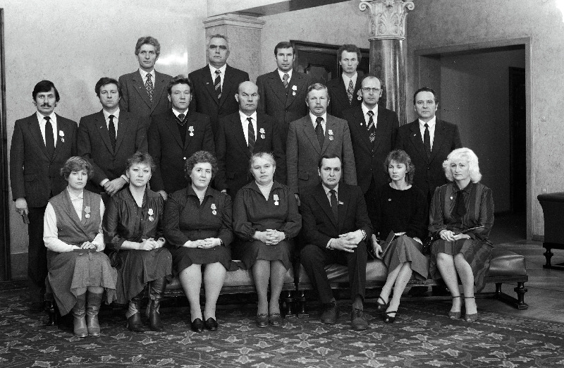 Eesti NSV Ülemnõukogu Presiidiumis autasustatud töötajad.