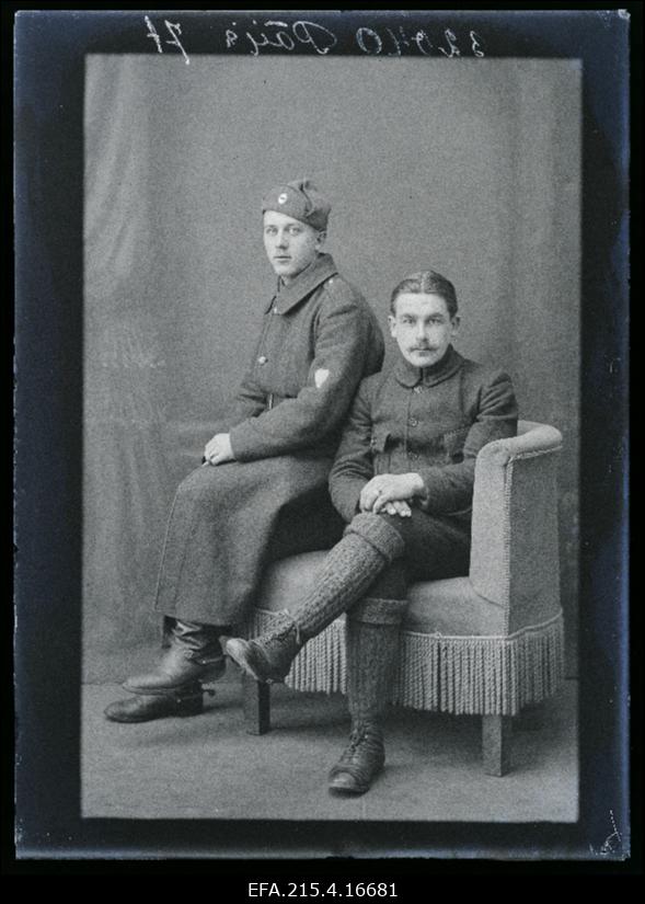 Kaks sõjaväelast, (Pajusi vallamaja, Karl Paija).