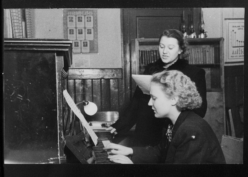 Abja Kultuurimaja solist H. Kuuse uut laulu õppimas. Klaveril saadab Aino Abel.