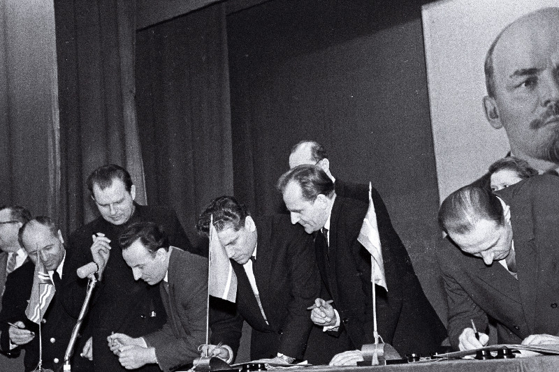 Tallinna, Riia ja Vilniuse esindajad sotsialistliku võistluse kohustustele alla kirjutamas.