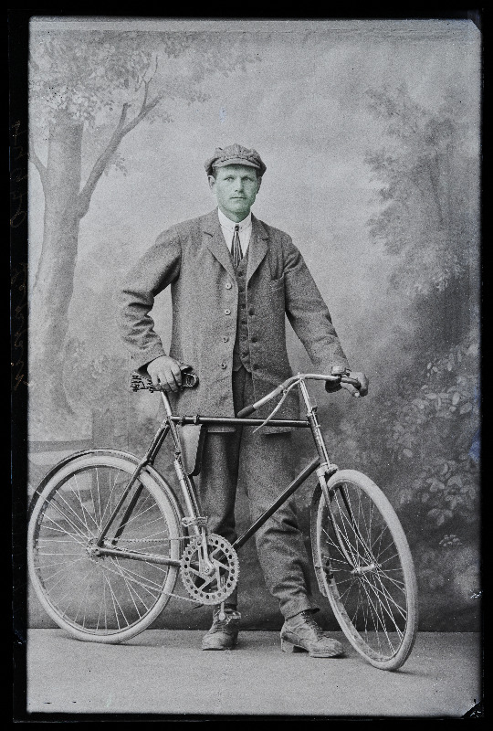 Oskar Leppik jalgrattaga.