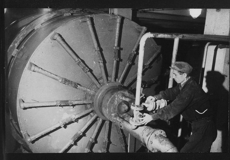 Maardu Keemiakombinaadi märgrikastusvabriku tööline Ivan Volõnets vaakumfiltrit reguleerimas.