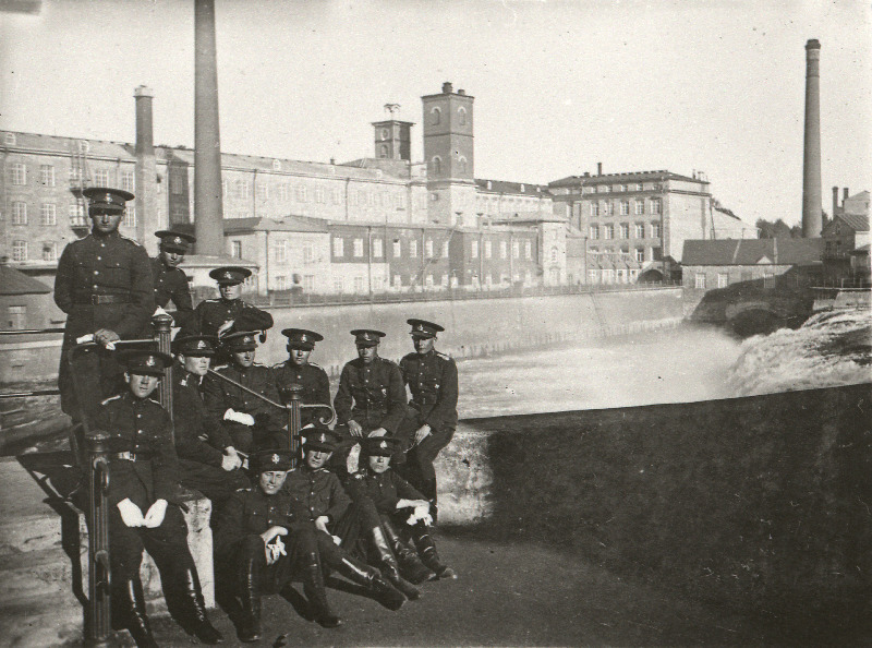 Sõjakooli I aspirantide kompanii aspirandid kose juures, taustal Kreenholmi Manufaktuur.