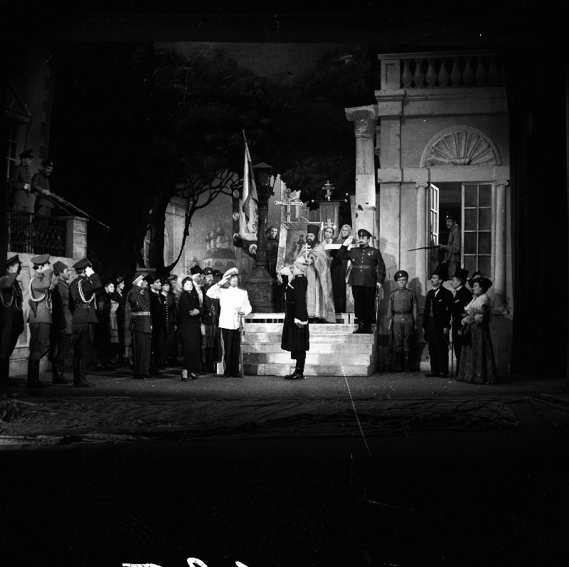 Stseen K. Trenjovi näidendist Ljubov Jarovaja.