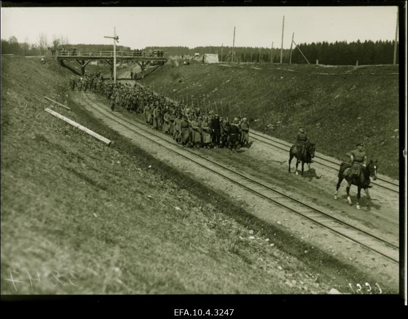 Vabadussõda. 3.diviisi reservis olevad Kalevi Maleva pataljoni  sõdurid marssimas Luke platsile õppustele. Esimesel hobusel pataljoni ülem lipnik Leopold Tõnson, teisel hobusel pataljoni adjutant leitnant Jaan Riisenberg.