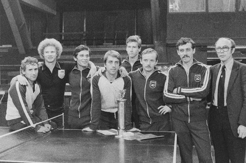 NSV Liidu võistkondlike lauatennise karikavõistluste finalistid Maardu "Kalevi" ja Moskva "Burevestniku" meeskonnad: (vasakult) Elmo Kivits ("Kalev"), Igor Solopov ("Kalev"), Viktor Fursov (Moksva), Rein Lindmäe ("Kalev"), Oleg Matitsõn, Valeri Sevtšenko (mõlemad Moskvast) ja "Buraestniku" treener Gennadi Kudrjašov.