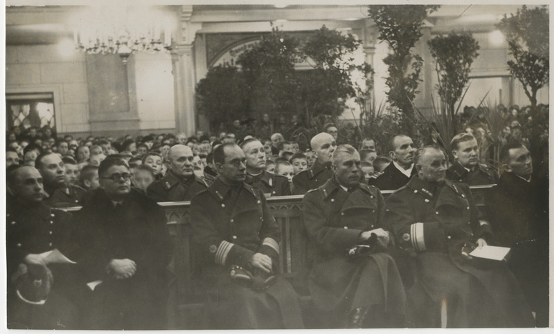 Tartu vabastamise 20. aastapäeva tähistamine 14.01.1939, koolinoorsoo jumalateenistus Tartu Peetri kirikus. Esimeses reas aukülalised