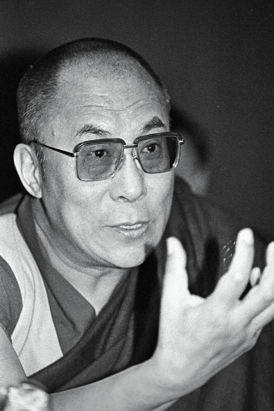 Tema pühadus XIV Dalai-Laama Tenzin Gyatso, Tiibeti vaimulik ja ilmalik juht.