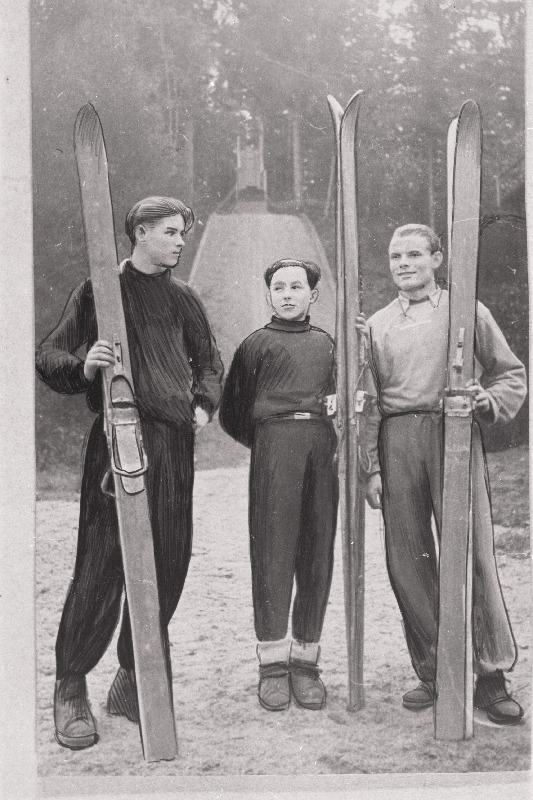 Võru rajooni parimad suusatajad vasakult: V. Laev, A. Pedassaar, O. Mõttus suvise trampliini juures.