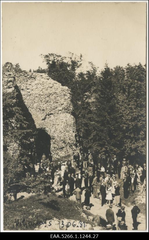 Eesti Noorsoo Karskusliidu suvepäevad Viljandis. Grupifoto Viljandi lossivaremete taustal