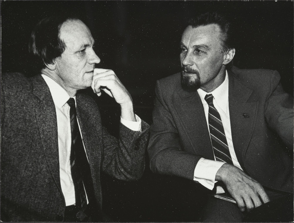 Rahvarinde asutamiskongress Linnahallis. Vasakul kirjanik Ülo Tuulik.