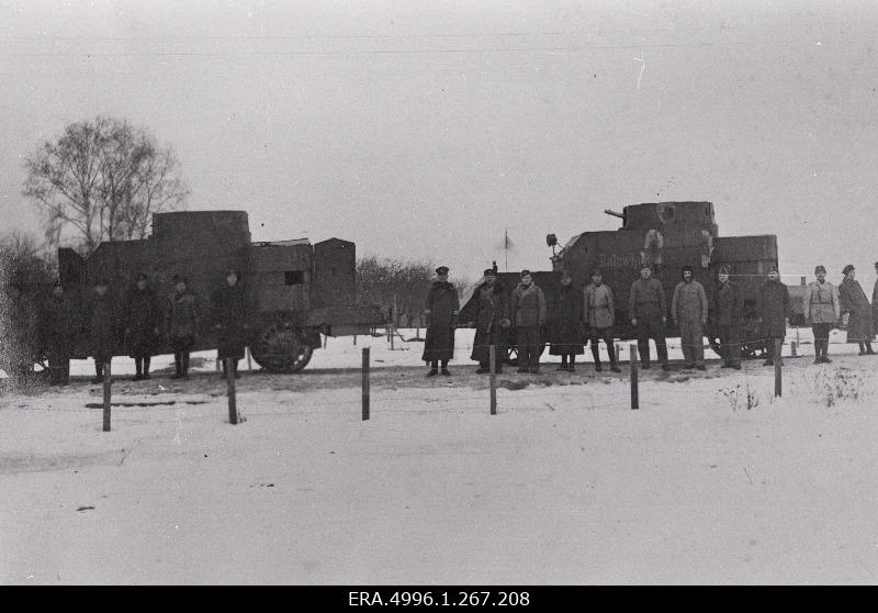 Soomusautode kolonni soomusautod "Wibuane" ja "Kalewipoeg" koos meeskondadega pärast Vabadussõja lõppu [1920]