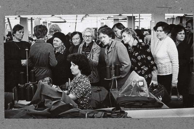 Ajakirja "Nõukogude Naine" toimetuse külaliste päevast osavõtnud parteiveteranid V. Klementi nimelise Õmblustootmiskoondisega tutvumas. Keskel (prillidega) revolutsioonilise liikumise tegelane Olga Lauristin.