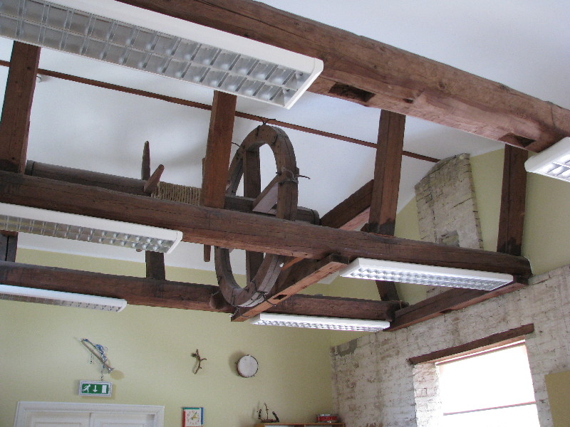 Tõstamaa mõis. Tallis asuv tõsteratas/vints.