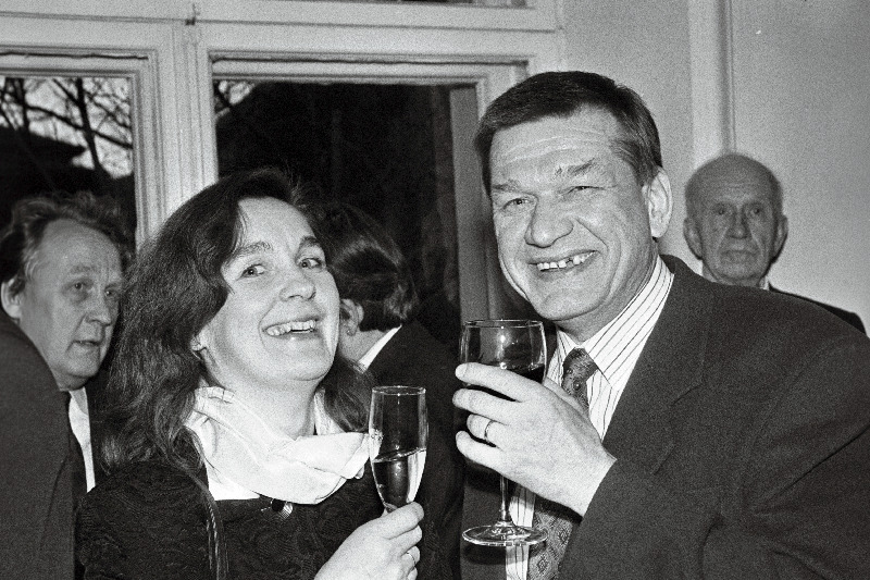 Eesti suursaadik Prantsusmaal Malle Talvet ja režissöör Arvo Iho Avatud Eesti Fondi 5. aastapäeva peol.