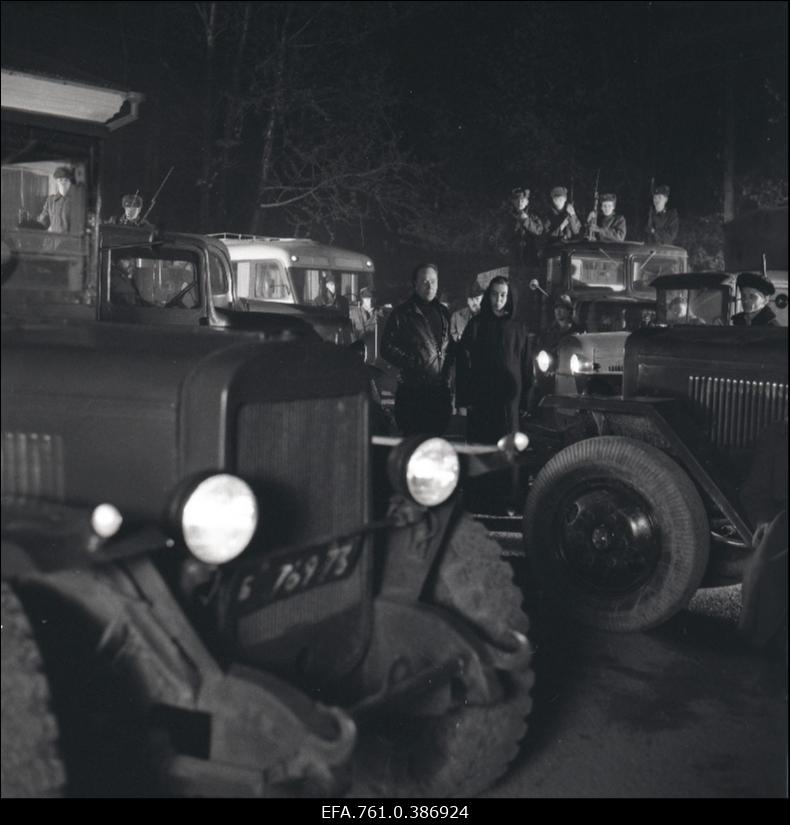 Filmi "Äratus" filmimine. Tõnu Kark Voldemar Rassi osas. Anne Paluver Salme Petersoni osas. Veoautod öös.