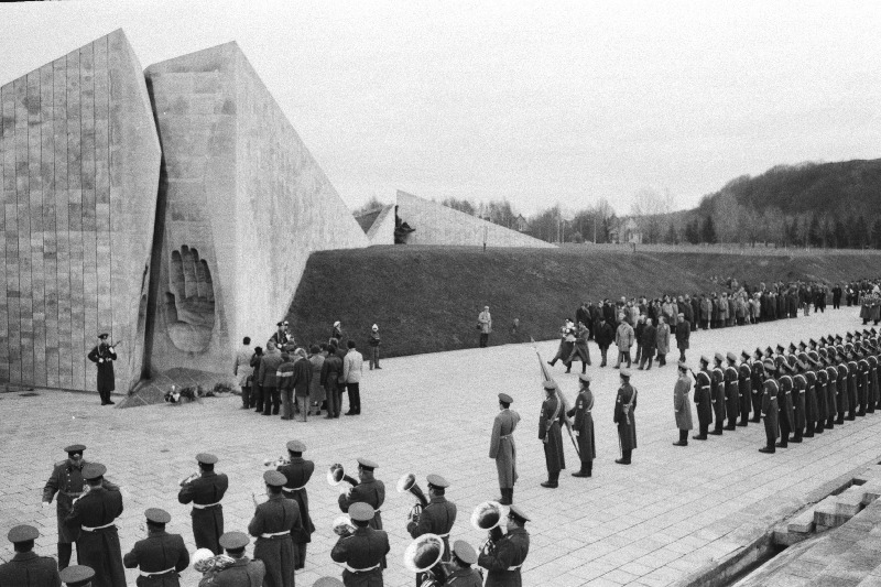 Lillede panemine Maarjamäe memoriaali juurde Suure Sotsialistliku Oktoobrirevolutsiooni 70. aastapäeva tähistamisel.