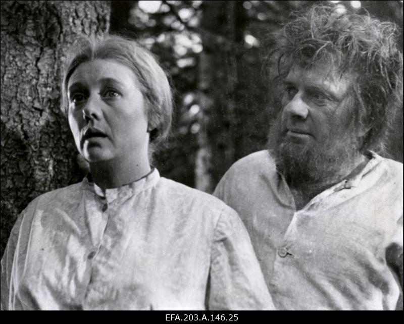 Kaader filmistuudio Tallinnfilm mängufilmist Põrgupõhja uus Vanapagan, vasakult: Juula - Astrid Lepa, Jürka - Elmar Salulaht.