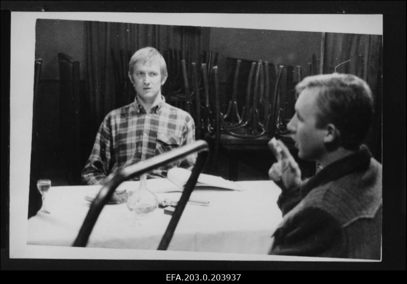 Tallinnfilmi mängufilm "Ainus pühapäev". Laua taga vasakul režissöör-lavastaja Sulev Keedus, paremal Aleksi osatäitja Elmo Nüganen.