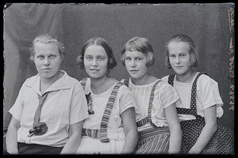 Grupp neiusid, (foto tellija Nirk).