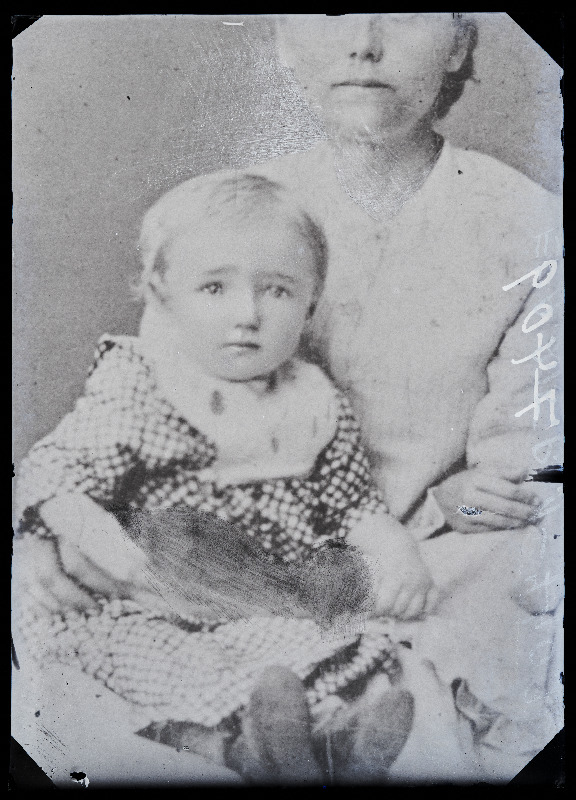 Fotosuurendus lapsest ema süles, ([06.]1907 fotokoopia).
