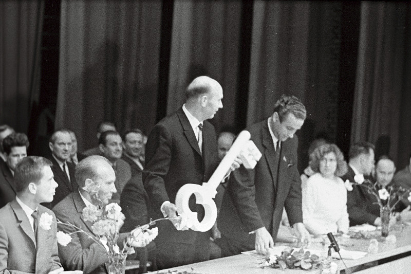 J. Tombi nim. Kultuuripalee avapeol anti sümboolne võti Kultuuripalee direktorile Väino Saviaugule.