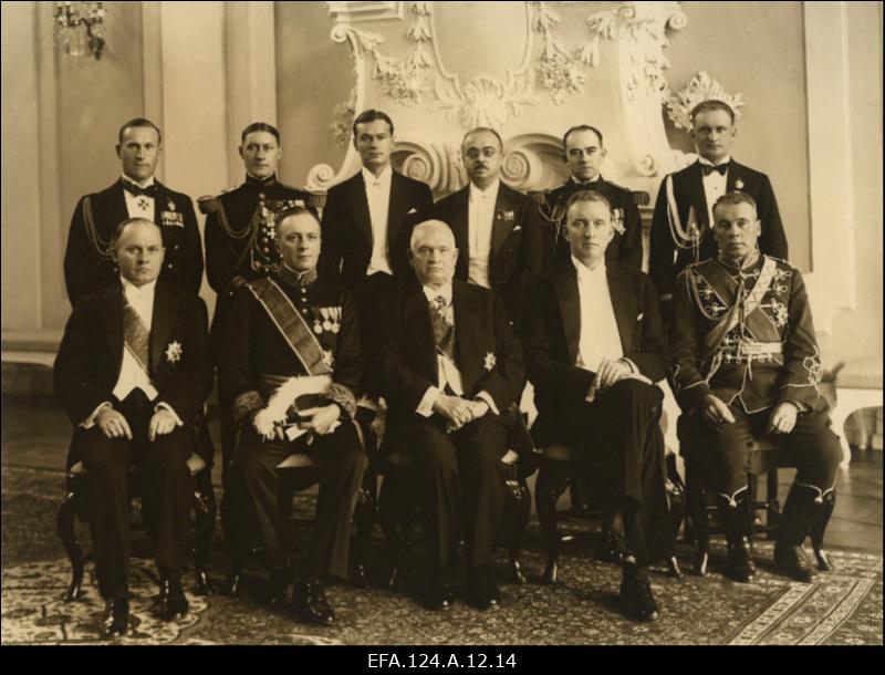 Prantsuse saadik Jean-Louis Hellen (vasakult 2.) volikirjade üleandmisel Eesti Vabariigi riigivanemale Konstantin Pätsile (3.), 1. riigisekretär Karl Terras, 4. välisministri kohusetäitja Karl Selter, 5. riigivanema käsunduskindral kindralmajor Gustav Jonson; seisavad (vasakult): riigivanema vanemkäsundusohvitser kolonelleitnant Herbert Grabbi, Prantsuse sõjaväe atašee major J. Ganeval, välisministeeriumi protokolliülema kohusetäitja Ernst Saarepera, Prantsuse saatkonna sekretär Armand, Prantsuse mereväeesindaja kapten Arzen, riigivanema nooremkäsundusohvitser nooremleitnant Oskar Põder.