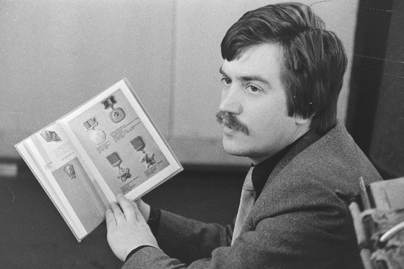 Eesti NSV Ülemnõukogu Presiidiumi nõukogude osakonna vanemkonsultant, kogumiku "Komsomoli autasud" autor ja koostaja Leonid Mihhailov.