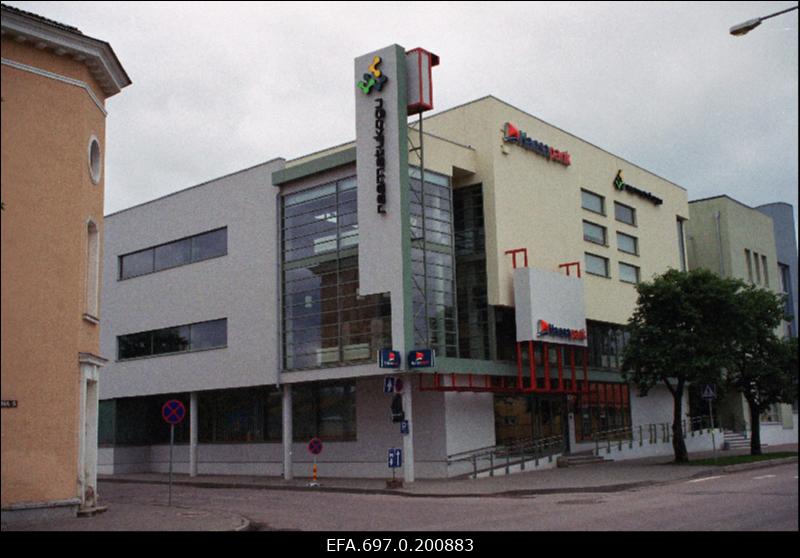 Viljandi Linnaraamatukogu uus hoone Tallinna ja Turu tänava nurgal. Esimesel korrusel Hansapank.