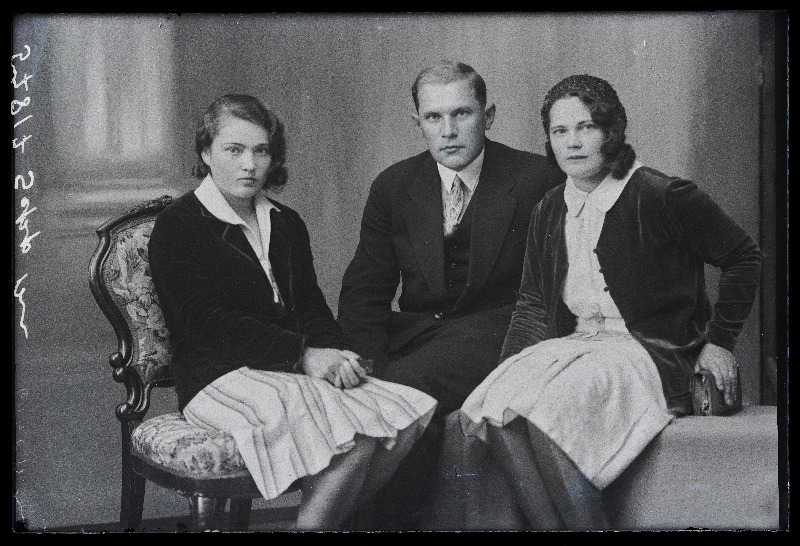 Kaks naist ja Martin Sepp Vana-Kariste vallast.