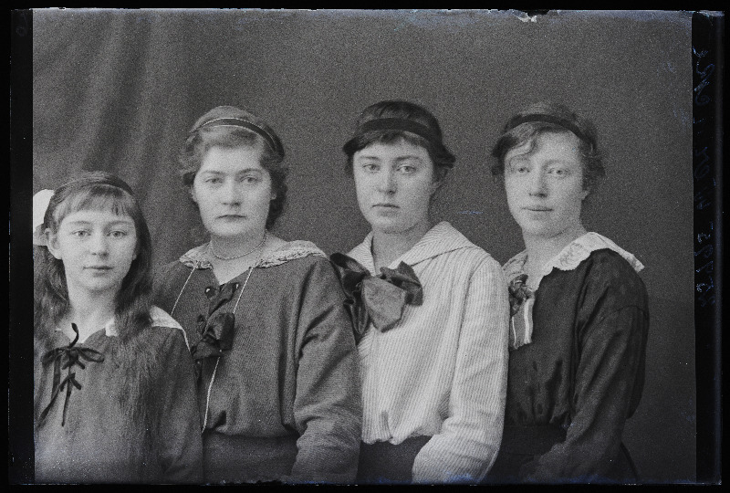 Grupp naisi, (foto tellija Werncke).