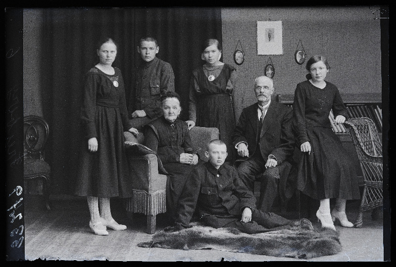 Grupp noori, vanaproua ja hr Freiberg [Freimann].