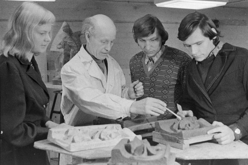 Eesti NSV Riikliku Kunstiinstituudi metallehistöö kateedri juhataja professor Arseni Mölder juhendamas ateljees esimese kursuse üliõpilasi Krsita Kaljot, Arvydas Gureviĉiust ja Vytantas Kartšiauskast.