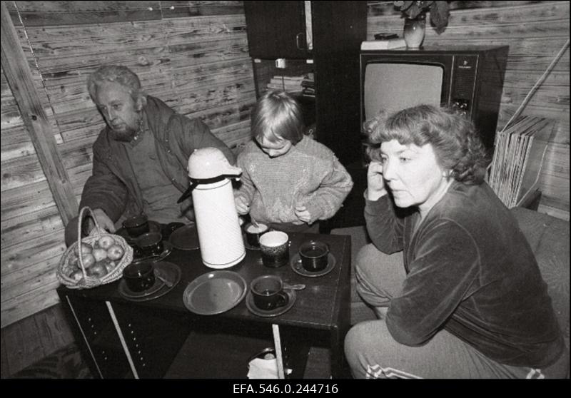 Perekond kohvilauas.