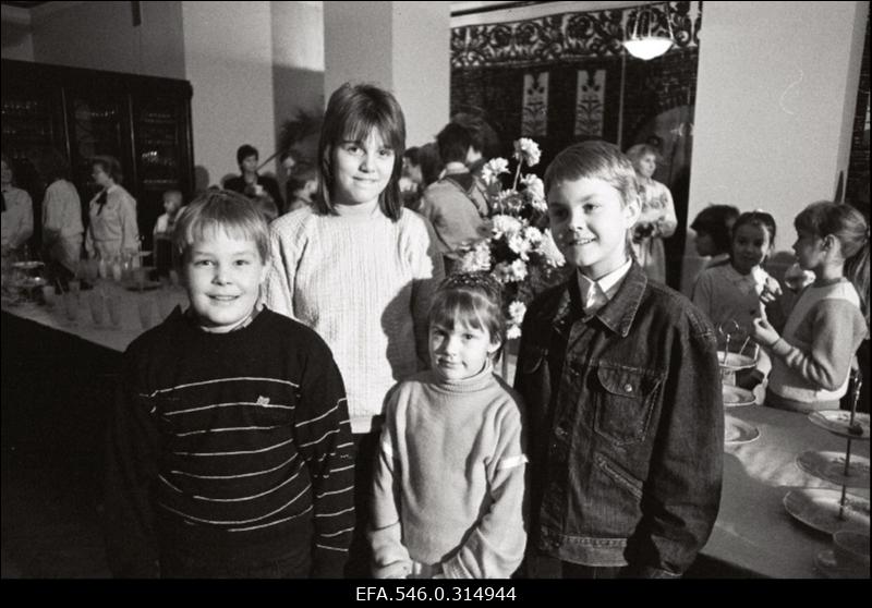 Laste külaskäik Toompeale. Vastuvõtjateks on Ministrite Nõukogu esimees Indrek Toome ja teised kõrged poliitikud.