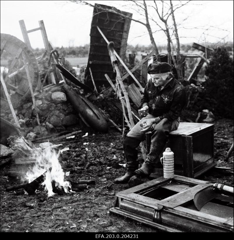 Tallinnfilmi mängufilm "Corrida". Laastatud koduõu. Istub Osvald Rass (Rein Aren).