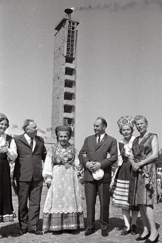 Eesti NSV juubelilaulupeol vestlevad EKP Keskkomitee esimene sekretär Johannes Käbin, (vasakult 2.), 3. Laine Mesikäpp, 4. NSV Liidu Ametiühingute Kesknõukogu esimees Aleksandr Šelepin ja 5. Toini-Inkeri Käbin ja 6. NSV Liidu kultuuriminister Jekaterina Furtseva.