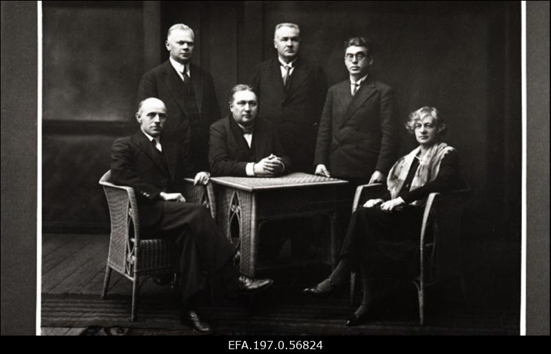 Tartu linnavalitsuse liikmed: istuvad (vasakult) linnapea K. Luik, J. Treumann, M. Kurs-Olesk; seisavad A. Mägi, a. Mõru, Joh. Sütt.