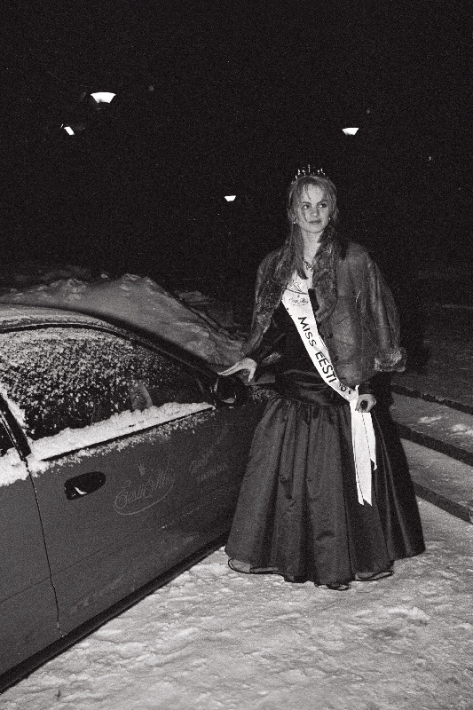 Karin Kitse Eesti Miss'93 kingitud autoga Honda.