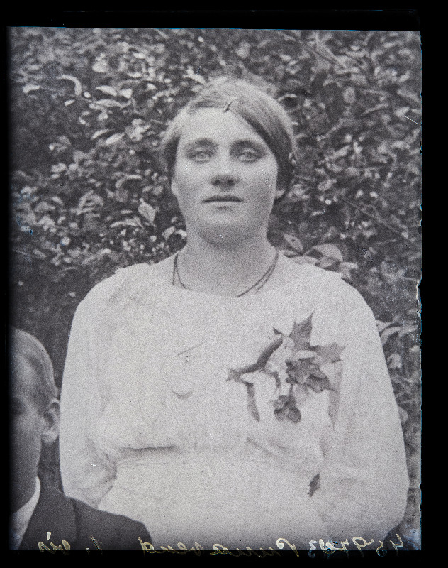 Naine grupifotol, (25.11.1925 fotokoopia, tellija Punavend).