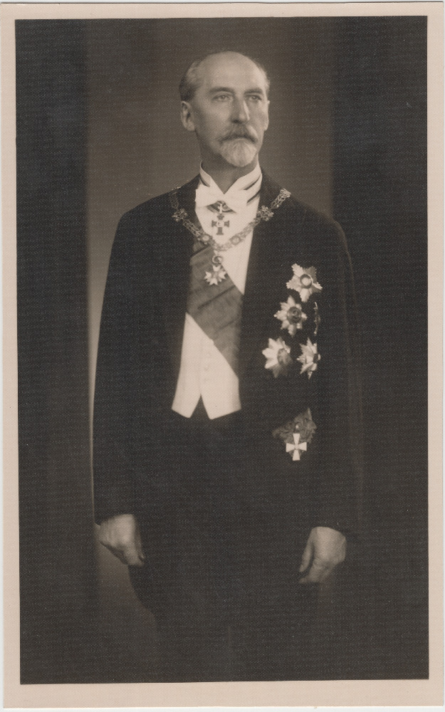 Täispikkuses portree Jaan Tõnissonist.