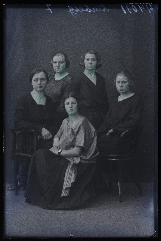 Grupp naisi, (foto tellija Julie Amberg).
