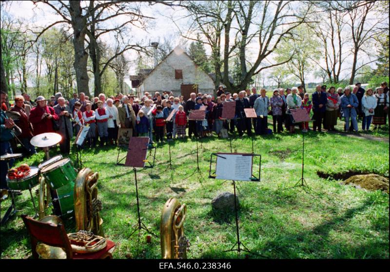 Mälestustahvli avamine Karl Eenpalule Hellama taluhoonel Arukülas.