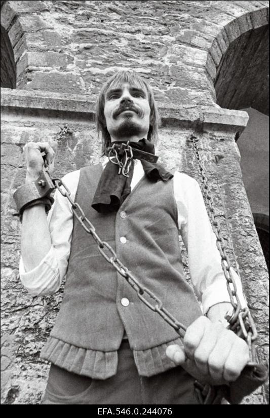 Kuningriiklaste fraktsiooni aktsioon Raekoja platsil. Kuningriiklane Kalle Kulbok.